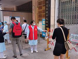 党员志愿者在预检分诊卡口指导就医群众扫码工作